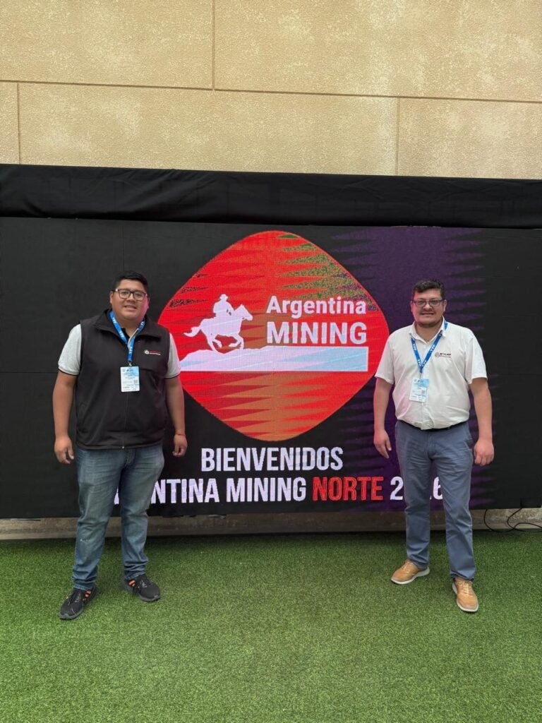 Representantes de Metalnor Metales y Chatarra interactuando con profesionales del sector en el evento Argentina Mining Norte 2026 en Salta.